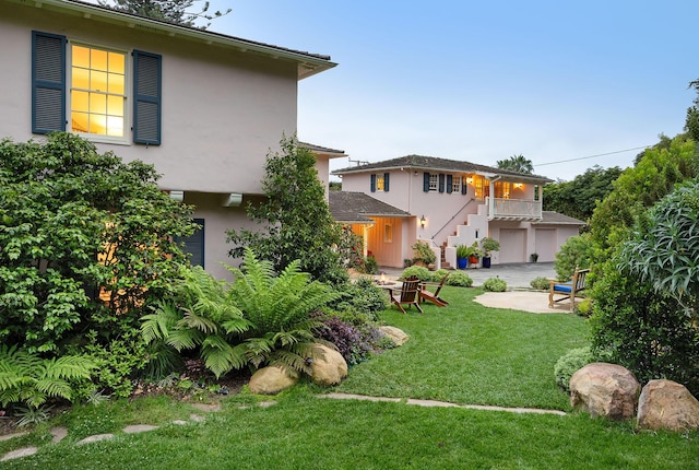 view of yard featuring a patio