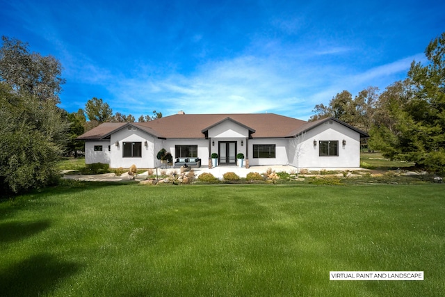 view of front of property featuring a patio area and a front yard