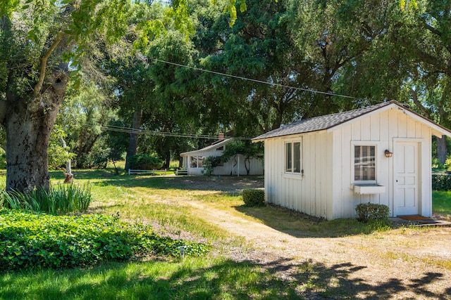 view of yard featuring a storage shed