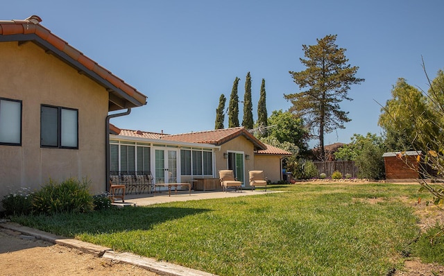 view of yard featuring a patio