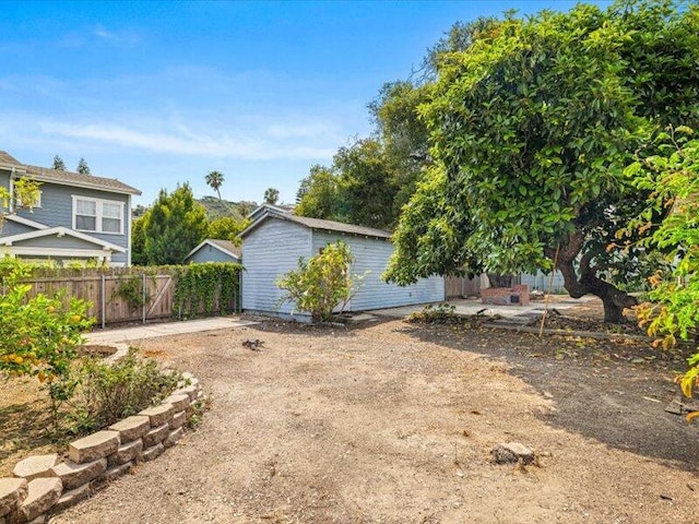 view of yard with an outbuilding and fence