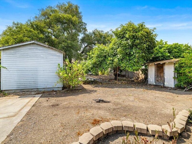 view of yard featuring a shed and an outdoor structure