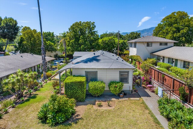 view of front of house with a front yard