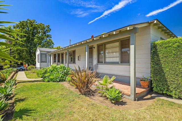 view of front of property featuring a front lawn