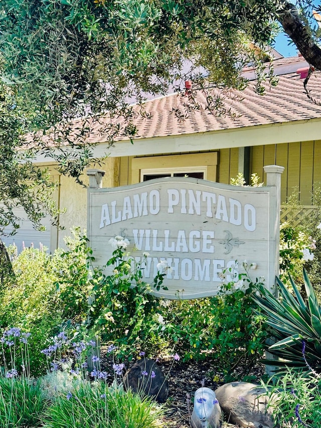 view of community / neighborhood sign