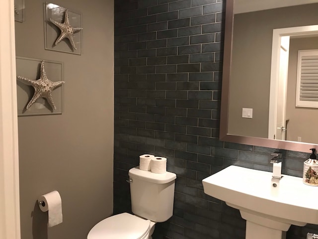 bathroom featuring toilet and sink