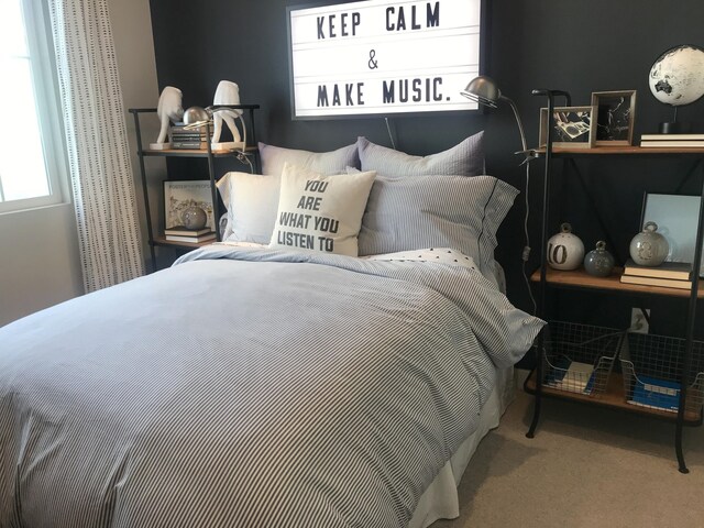 bedroom featuring carpet floors