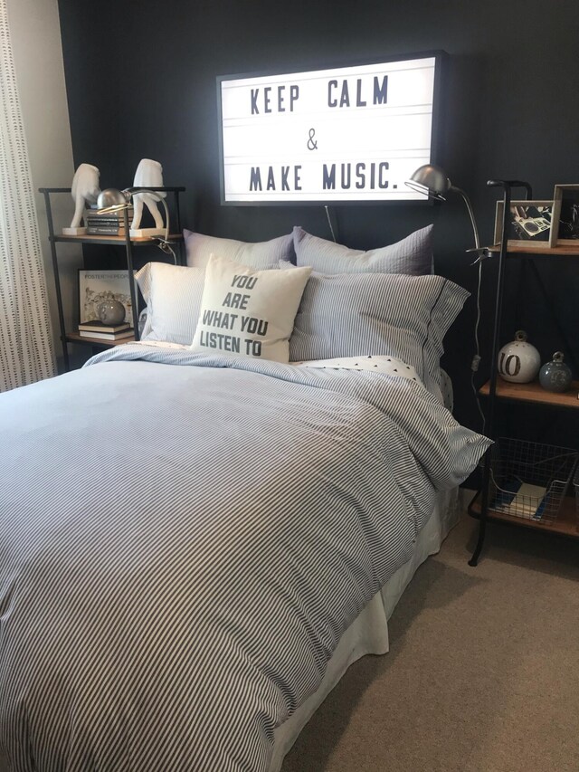 bedroom with carpet flooring