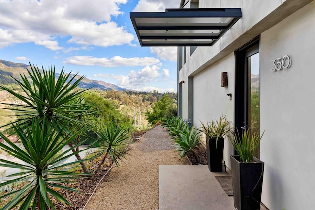 view of yard featuring a mountain view