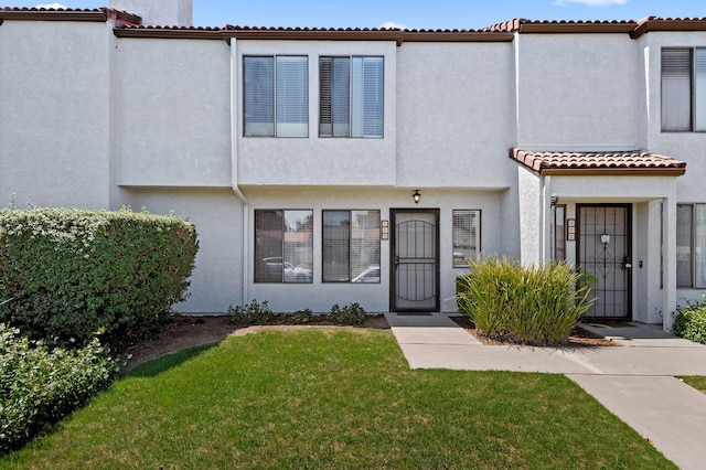 view of front facade featuring a front lawn