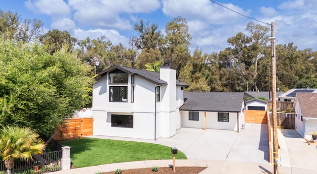 view of front of property featuring a front yard