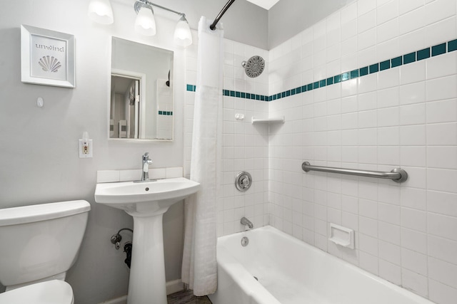 4980 Sandyland Rd Unit 104, Carpinteria, CA 93013 - full bath featuring toilet and shower / bath combo with shower curtain