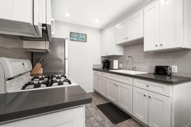 4980 Sandyland Rd Unit 104, Carpinteria, CA 93013 - kitchen featuring a sink, dark countertops, tasteful backsplash, and recessed lighting