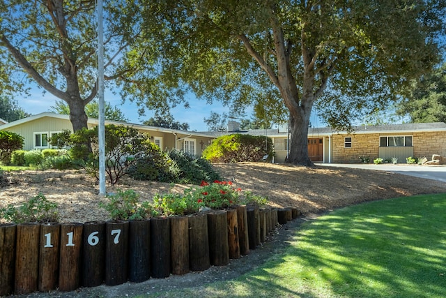 ranch-style house with a front lawn