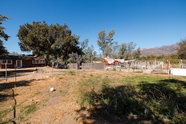 view of yard featuring a mountain view