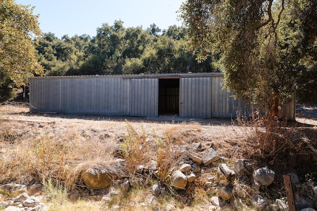 view of yard featuring an outbuilding