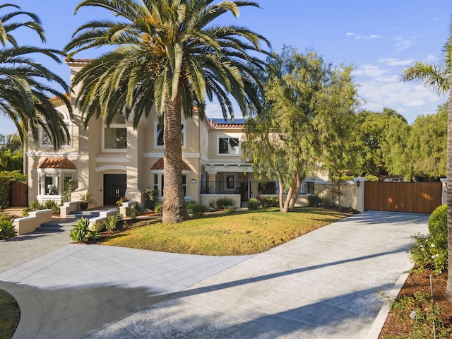 view of front facade with a front yard