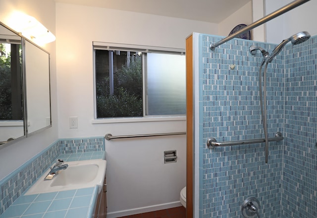 full bathroom featuring a shower, decorative backsplash, vanity, and toilet