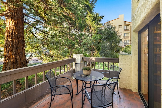 balcony with outdoor dining space