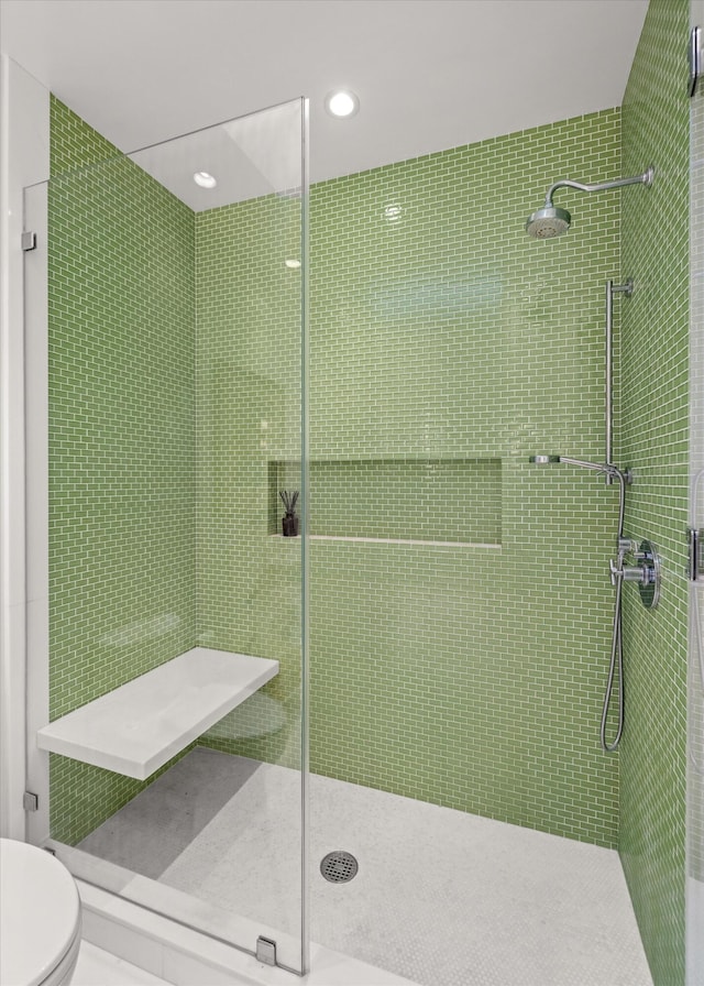 71 Seaview Dr, Santa Barbara, CA 93108 - bathroom featuring toilet, a tile shower, and recessed lighting