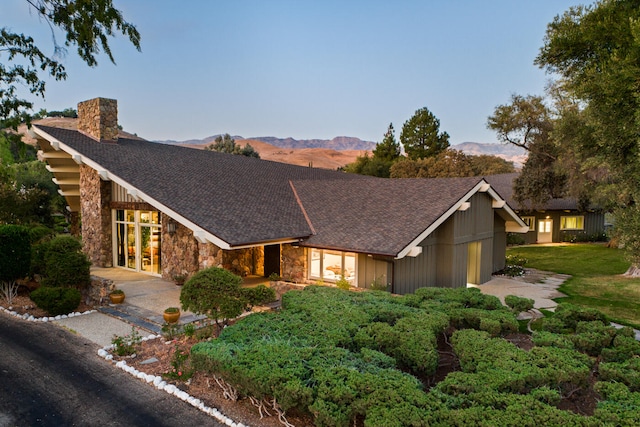 single story home featuring a mountain view