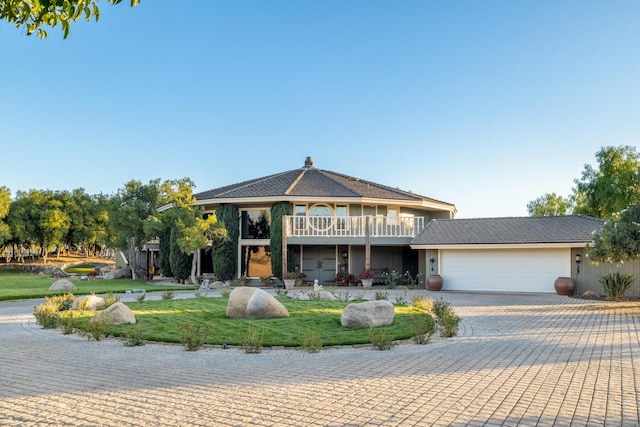 view of front facade with a garage