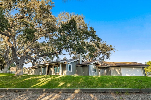 ranch-style home featuring a front yard