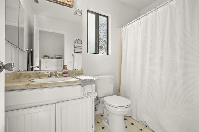 bathroom with a shower with shower curtain, vanity, and toilet