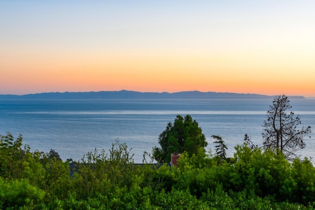 water view with a mountain view