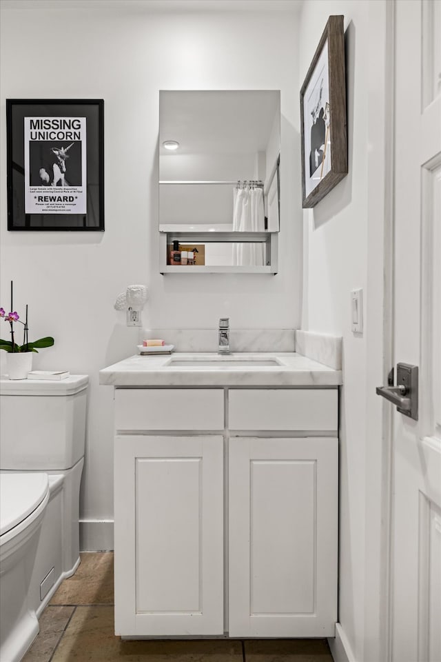 bathroom with curtained shower, vanity, and toilet