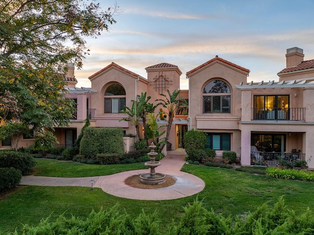 view of front of home featuring a lawn