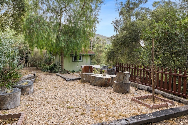 view of yard featuring a mountain view