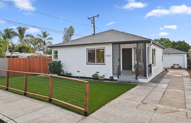 view of front of home featuring a front lawn