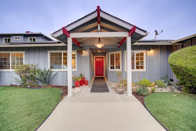 view of front of house featuring a front yard