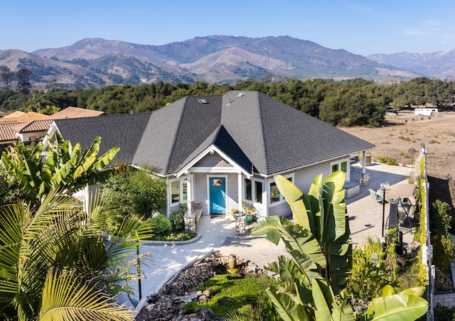 view of front of property featuring a mountain view