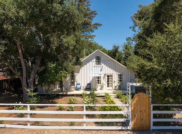 view of front of property