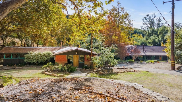 ranch-style house with a front lawn