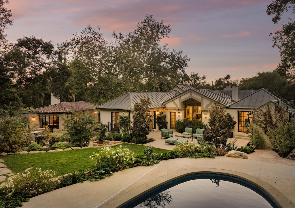 view of front of property featuring outdoor lounge area, a patio area, and a yard