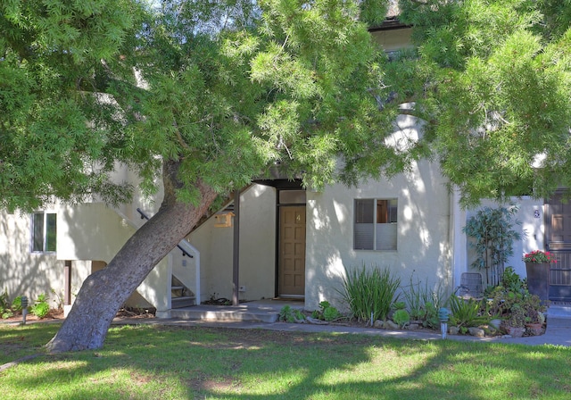 view of front of house with a front yard