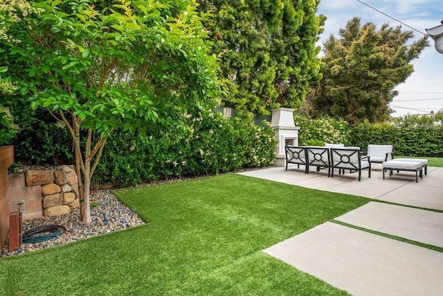 view of yard with an outdoor living space and a patio area