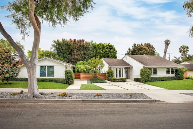 single story home featuring a front lawn