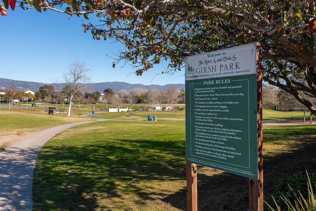 view of property's community featuring a mountain view and a yard