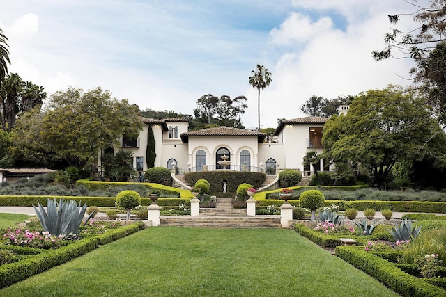 view of front of house featuring a front yard