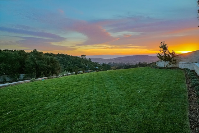 view of yard featuring a mountain view