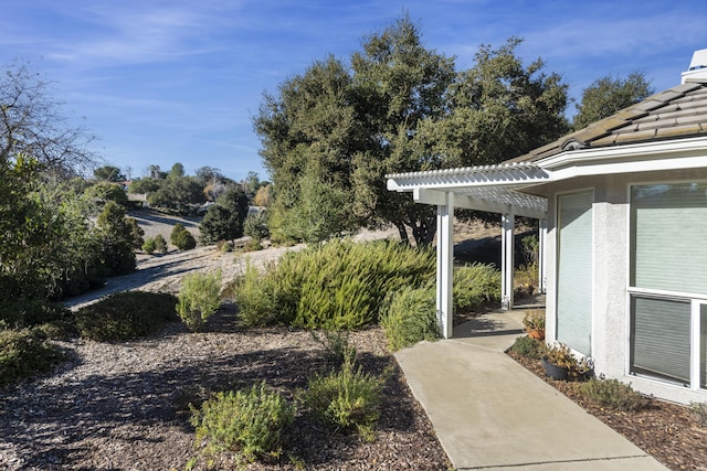 view of yard with a pergola