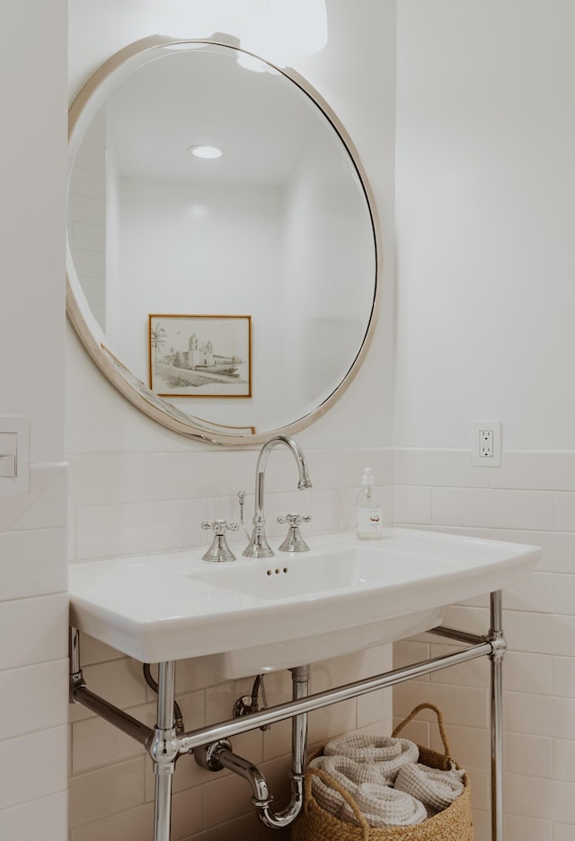 bathroom featuring tile walls