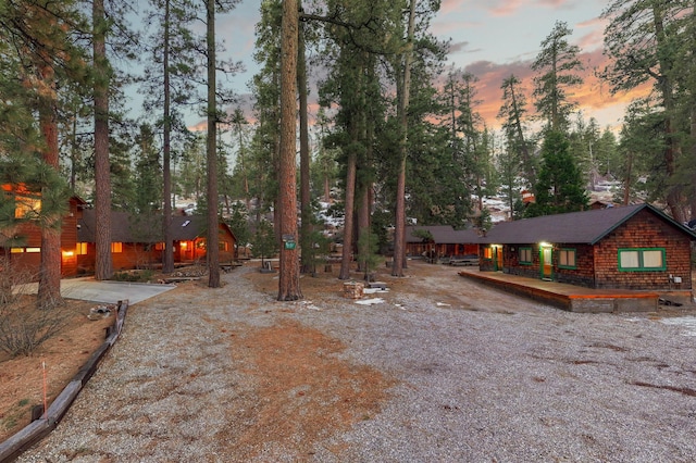 view of yard at dusk