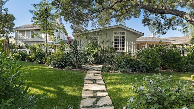 view of front facade featuring a front lawn