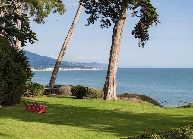 water view with a mountain view