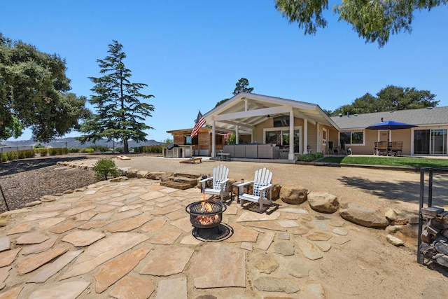 view of patio featuring an outdoor living space with a fire pit and ceiling fan